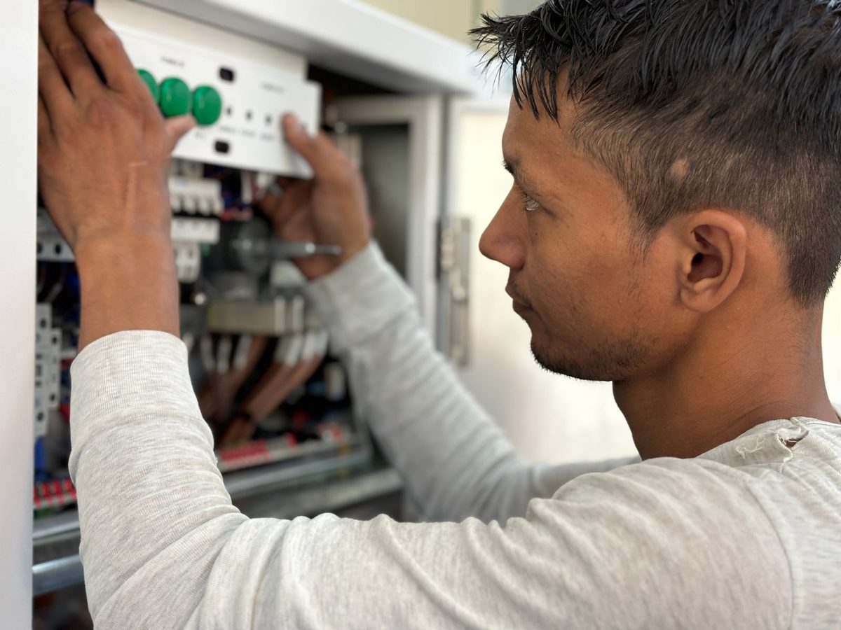 Un technicien vérifie un tableau électrique