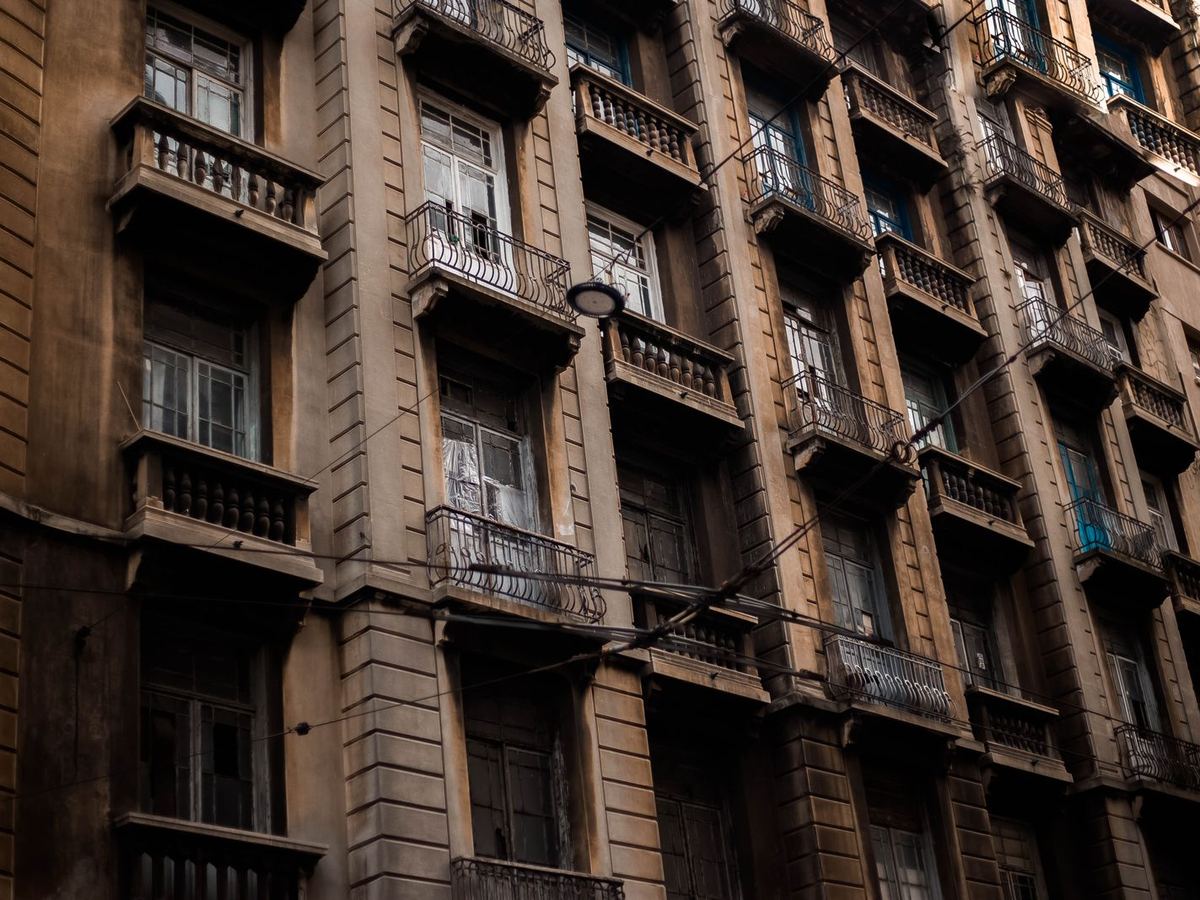 Façade en pierre d'un immeuble ancien, balcons en fer forgé