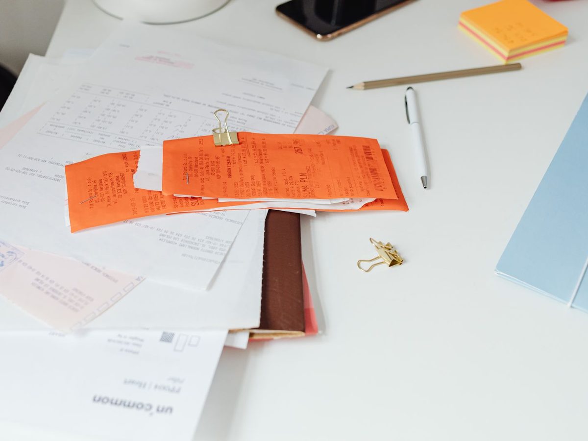 Quittances et pièces comptables posées sur un bureau