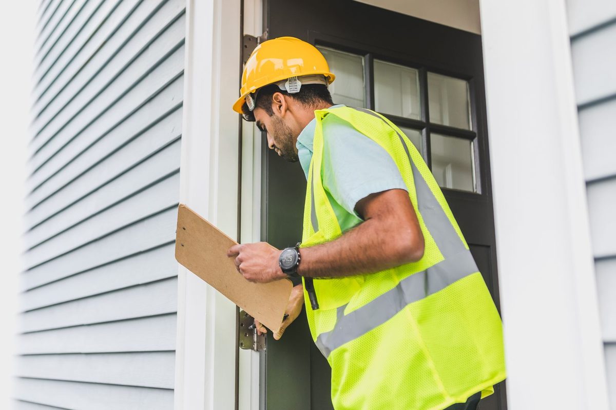 Un technicien en tenue de chantier contrôle un logement
