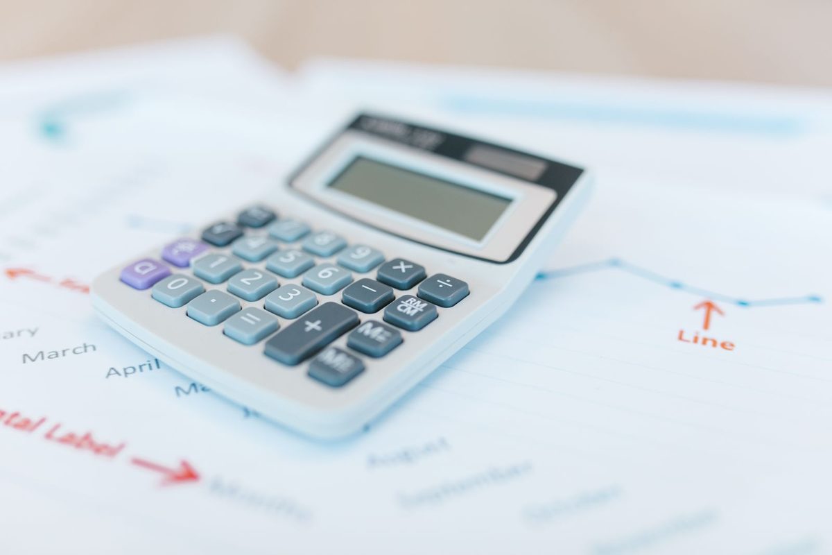 Calculatrice posée sur une simulation imprimée